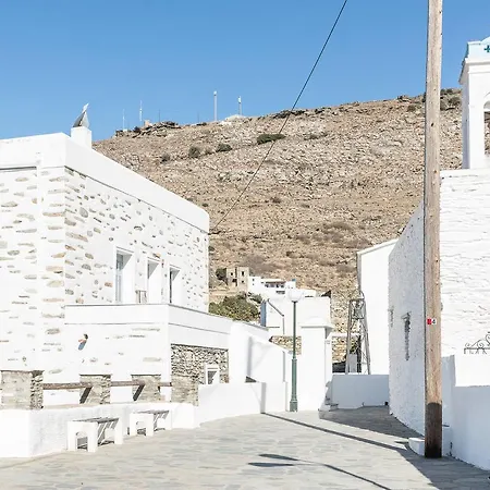 Διαμέρισμα Blue Beside Stone Tower 1690 • Andros *